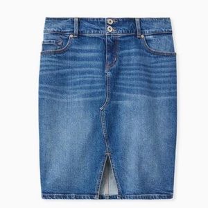 TORRID DENIM SLIT FRONT PENCIL SKIRT - MEDIUM WASH